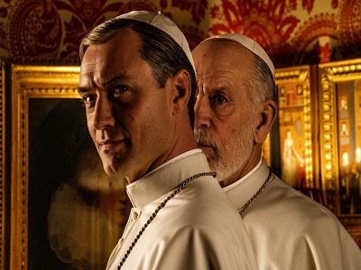 Jude Lowe e John Malkovich in una scena di "The new Pope"