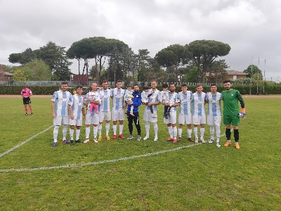 I calciatori dell'Aprilia prima del match con il Monterotondo