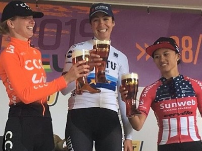 Marta Bastianelli sul podio della seconda tappa del Giro di Turingia