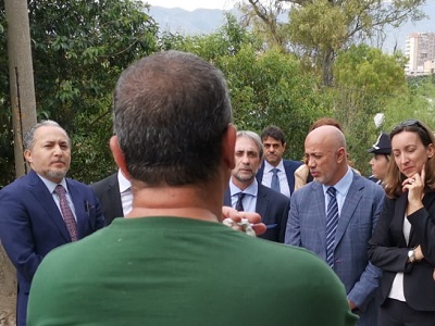 La delegazione Messico-UNODC sul Monte Pellegrino ascolta un dtetnuto-lavoratore