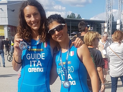 Charlotte Bonin e Anna Barbaro mostrano l'argento conquistato a Besançon