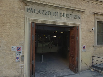 Una facciata del Tribunale di Ancona