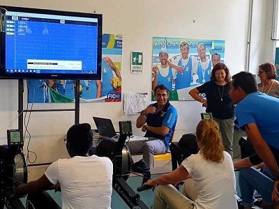 La prova di remoergometro delle ragazze di casal del Marmo in occasione dell'incontro con i canottieri della Nazionale italiana a Piediluco