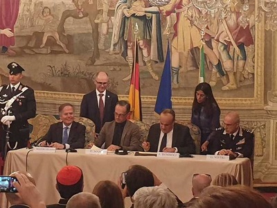 La firma del protocollo per la restituzione del Vaso di Fiori