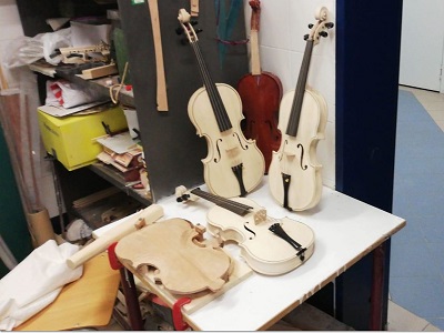 I violini realizzati nel laboratorio di liuteria del carcere di Livorno