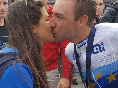 Elena Cecchini (Fiamme Azzurre) bacia il suyo fidanzato Elia Viviani, campione d'Europa 2019