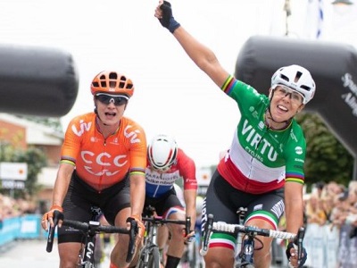 Marta Bastianelli festante sul traguardo di Vargarda