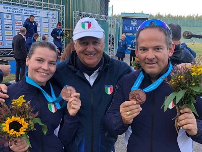 La medaglia di bronzo di Lahti conquistata da Silvana Stanco e Giovanni Pellielo. In mezzo a loro il dt Albano Pera