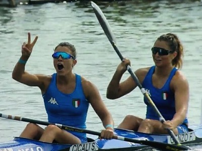 Francesca Genzo e Susanna Cicali (Fiamme Azzurre), protagoniste dei Campionati Italiani di canoa all'Idroscalo di Milano