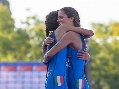 L'abbraccio a fine gara tra le due amiche-rivali 