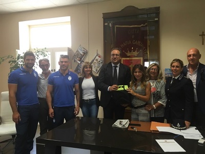 La cerimonia di consegna del defibrillatore dal sindaco di Santa Maria Capua Vetere alla direttrice del carcere