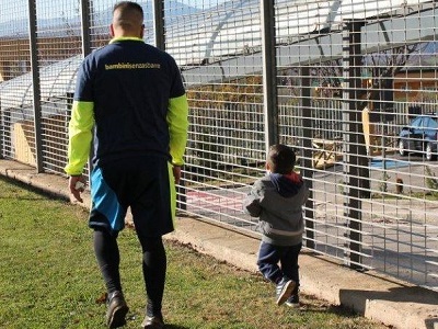 Un detenuto accanto al suo bambino durante la manifestazione 'bambini senza sbarre' 2018