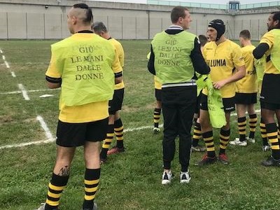 I rugbisti indossano la maglia della Giornata contro la violenza sulle donne