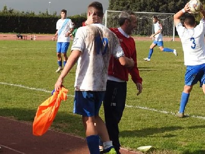 L'abbraccio tra Alessio Cipriani e Maurizio Dalia Santi, attaccante e tecnico dell'Astrea