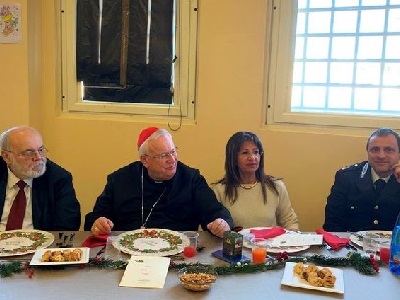 Il cardinale Bussetti nel carcere Capanne di Perugia per il pranzo di Natale (foto Ansa)