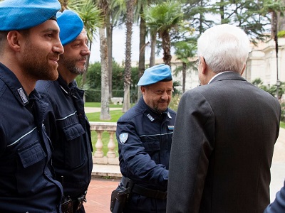 Lavori di Pubblica Utilità Incontro tra Sergio Mattarella e agenti di polizia penitenziaria incaricati d accompagnare i detenuti-giardinieri impegnati nella pulizia dei Giardini del Quirinale
