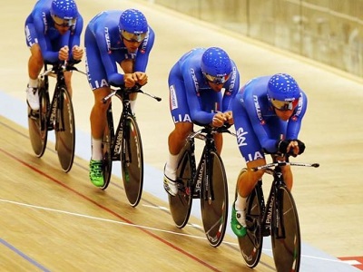 Il quartetto azzurro dell'inseguimento in azione ai Campionati mondiali di ciclismo su pista