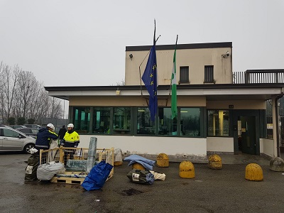 Coronavirus, montaggio delle tensostrutture pre-triage nelle carceri della Lombardia