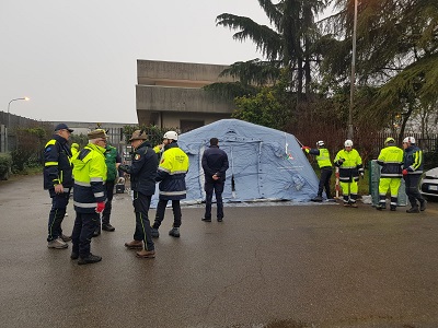 Coronavirus, montaggio delle tensostrutture pre-triage nelle carceri della Lombardia