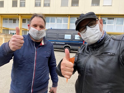 Un gradito omaggio agli agenti della CC di Lecce