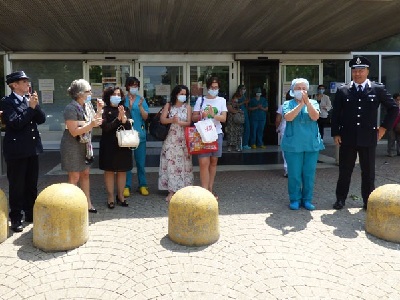 Consegna colletta tra agenti della Polizia Penitenziaria di Vercelli all'ospedale Sant'Andrea