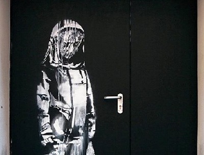 La porta del Bataclan con l'opera di Bansky
