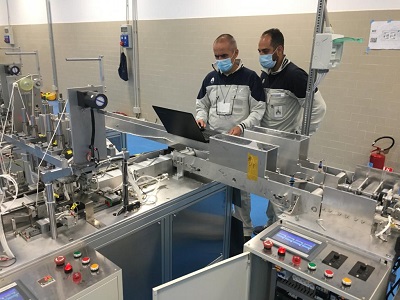 La produzione di mascherine chirurgiche nel carcere di Bollate