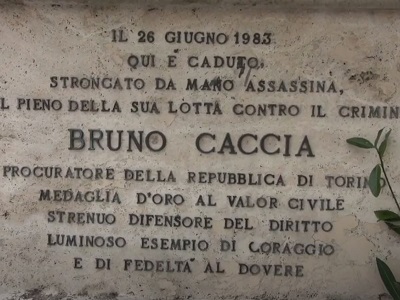 La targa che ricorda l'uccisione del giudice Bruno Caccia a Torino