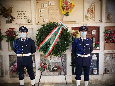 400x300 corona alloro e targa eccidio carcere alghero 18.11.1945