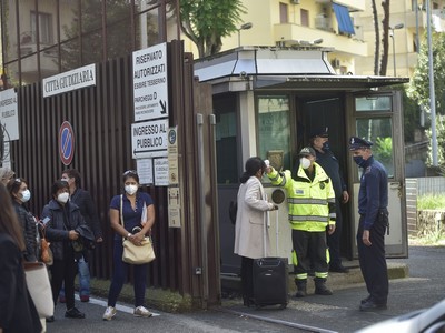 TRIBUNALE DI ROMA DA OGGI IN AZIONE I TERMOSCANNER AI VARCHI DI ACCESSO PER AVVOCATI AVVOCATO MAGISTRATI MAGISTRATO IMPIEGATI IMPIEGATO MISURAZIONE TEMPERATURA CORPOREA MISURE DI SICUREZZA INGRESSO TRIBUNALE