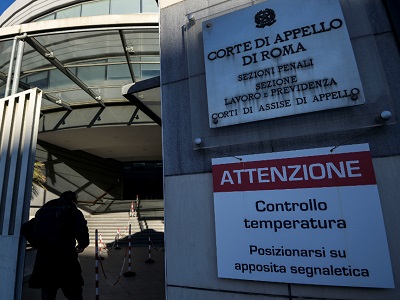 Cartelli che avvisano del controllo obbligatorio della temperatura all'ingresso della Corte d'Appello di Roma - FOTO IMAGOECONOMICA