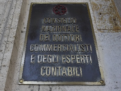 TARGA DAVANTI ALLA SEDE CONSIGLIO NAZIONALE DEI DOTTORI COMMERCIALISTI E DEGLI ESPERTI CONTABILI