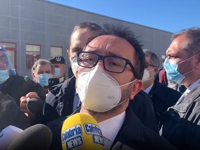 Il ministro della Giustizia Alfonso Bonafede durante il punto stampa all'uscita dell'aula bunker di Lamezia Terme - 15-12-2020