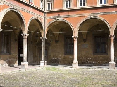 Il chiostro interno dell'ex Convento di San Procolo a Bologna, nuova sede del settore penale del Tribunale di Bologna
