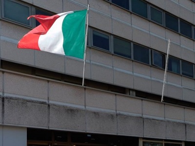 Particolare con bandiera della facciata del palazzo che ospita il Dipartimento dell'Amministrazione Penitenziaria DAP a Roma