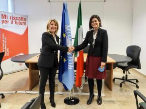 La Presidente del consorzio di imprese Asi Caserta (sx) con la responsabile del progetto Unodc-Italia-Messico "De vuelta a la comunidad" Martha Orozco