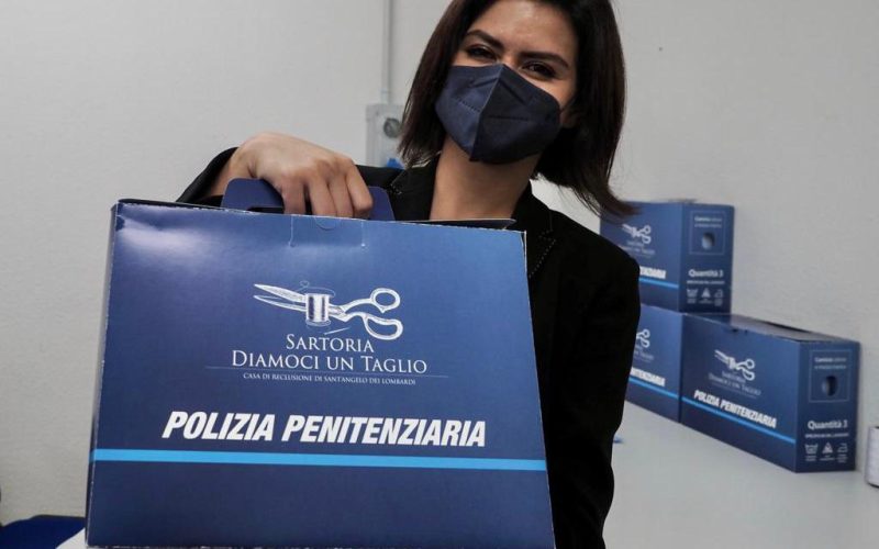Martha Orozco con il kit vestiario della Polizia Penitenziaria prodotto nella casa di reclusione di Sant'Angelo dei Lombardi