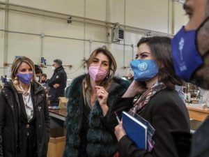 Un momento della visita nel laboratorio sartoriale maschile della casa circondariale di Santa Maria Capua Vetere