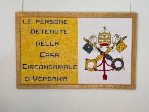 Lo stendardo realizzato da due detenuti del carcere di Verbania e donato a Papa Francesco
