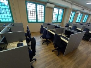 Le postazioni di lavoro del call center nel carcere di Piacenza