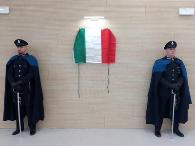 La targa in memoria dell'Appuntato Antonio Lorusso nell'aula bunker di Trani