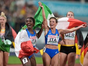 Zaynab Dosso festeggia il bronzo europeo al termine della 4x100m