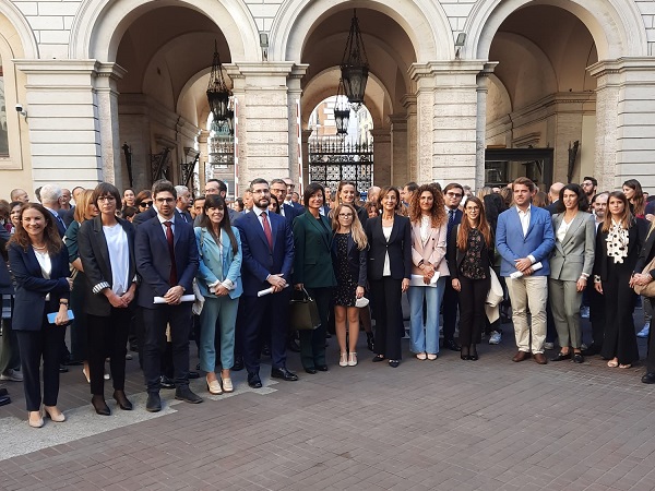 foto corale saluto Ministra