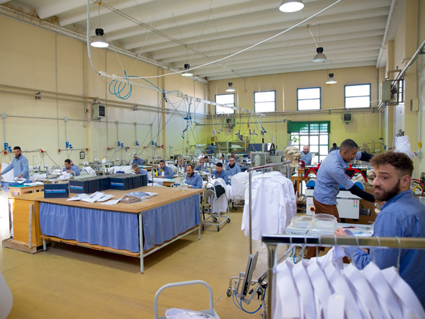 Il laboratorio sartoriale di Santa Maria Capua Vetere dove si producono le camicie per la Polizia Penitenziaria (foto ministero Giustizia)