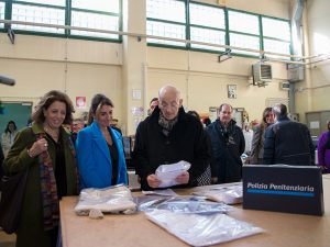 Il Viceministro della Giustizia Francesco Paolo Sisto visita il laboratorio sartoriale di Santa Maria Capua Vetere dove si producono le camicie per la Polizia Penitenziaria