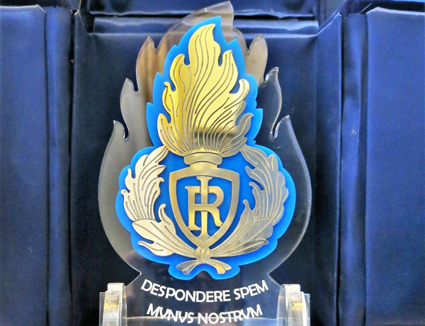 Trofeo donato al Presidente Mattarella in occasione delle celebrazioni del 206° annuale del Corpo di Polizia Penitenziaria