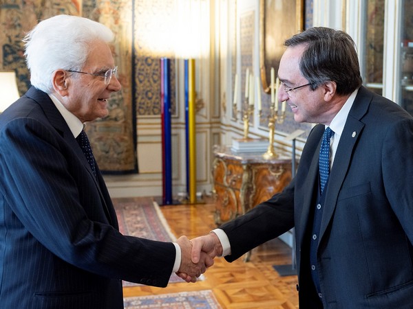 Il Presidente Sergio Mattarella riceve il capo del Dap, Giovanni Russo - stretta di mano (foto Quirinale)