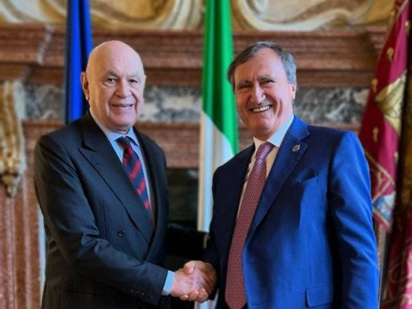 Il ministro della Giustizia, Carlo Nordio, e il sindaco di Venezia, Luigi Brugnaro, firmano il protocollo d’intesa per le locazioni abitative (foto del Ministero della Giustizia)
