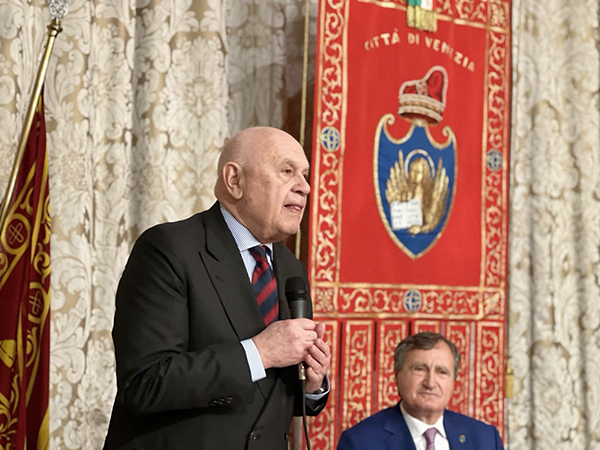 Il ministro della Giustizia, Carlo Nordio, e il sindaco di Venezia, Luigi Brugnaro, firmano il protocollo d’intesa per le locazioni abitative (foto del Ministero della Giustizia)