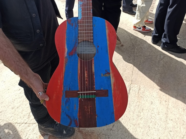 La chitarra realizzata dai detenuti di Napoli Secondigliano e donata a Sting